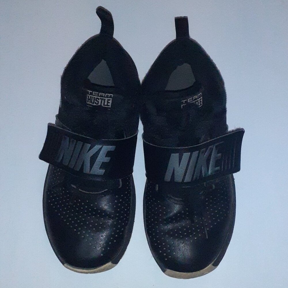 Nike Team Hustle Basketball Shoes Lightweight Leather Sneaker